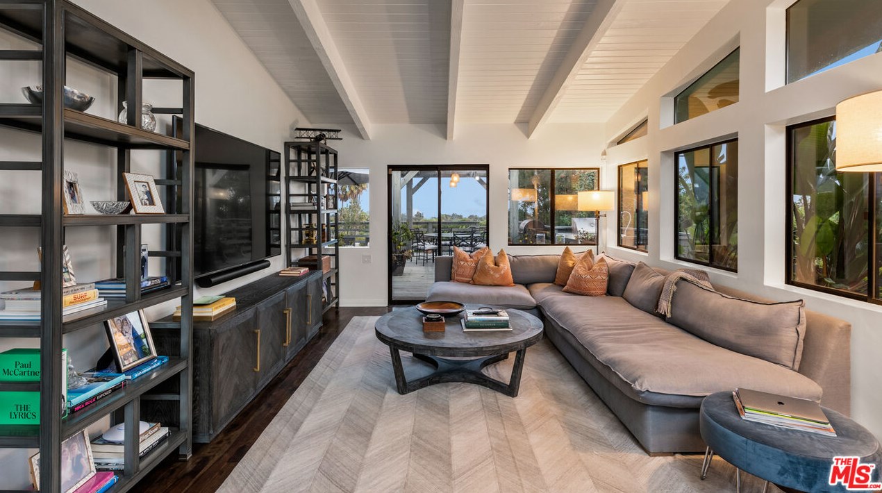 7005 Grasswood Ave, Malibu CA  90265-4246 exterior