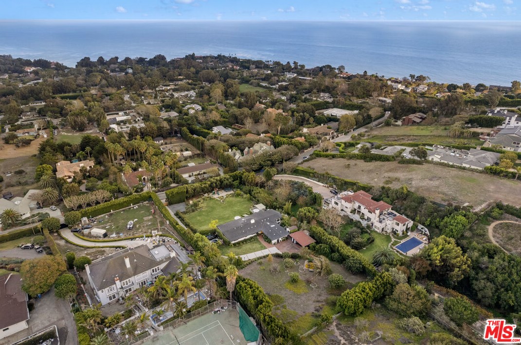 7005 Grasswood Ave, Malibu CA  90265-4246 exterior