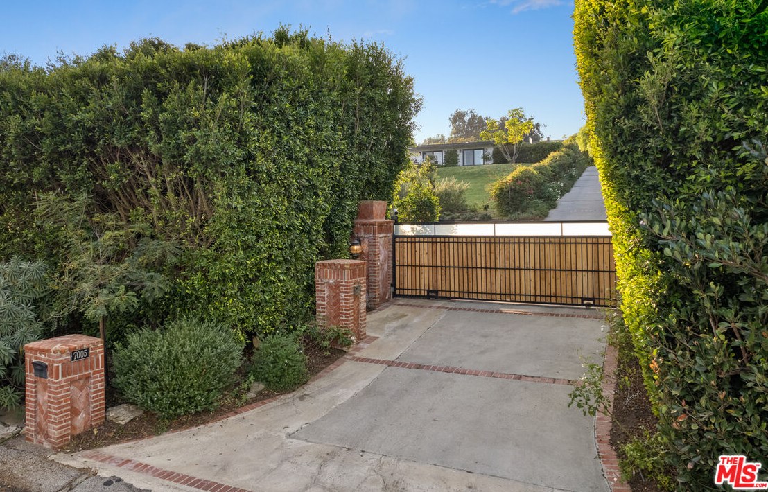 7005 Grasswood Ave, Malibu CA  90265-4246 exterior