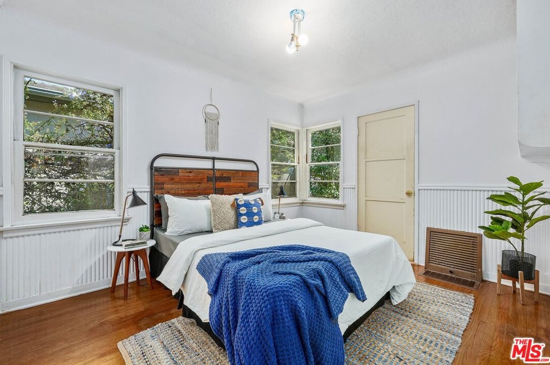 11373 Homedale St, Los Angeles CA  90049-3021 exterior