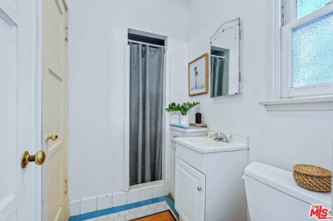 11373 Homedale St, Los Angeles CA  90049-3021 exterior