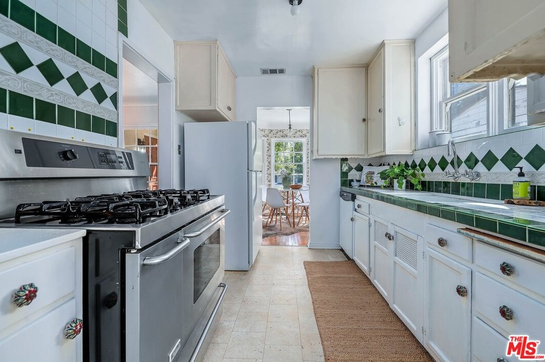 11373 Homedale St, Los Angeles CA  90049-3021 exterior