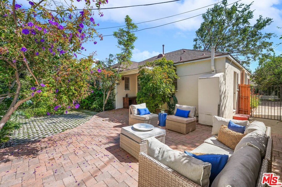 11373 Homedale St, Los Angeles CA  90049-3021 exterior