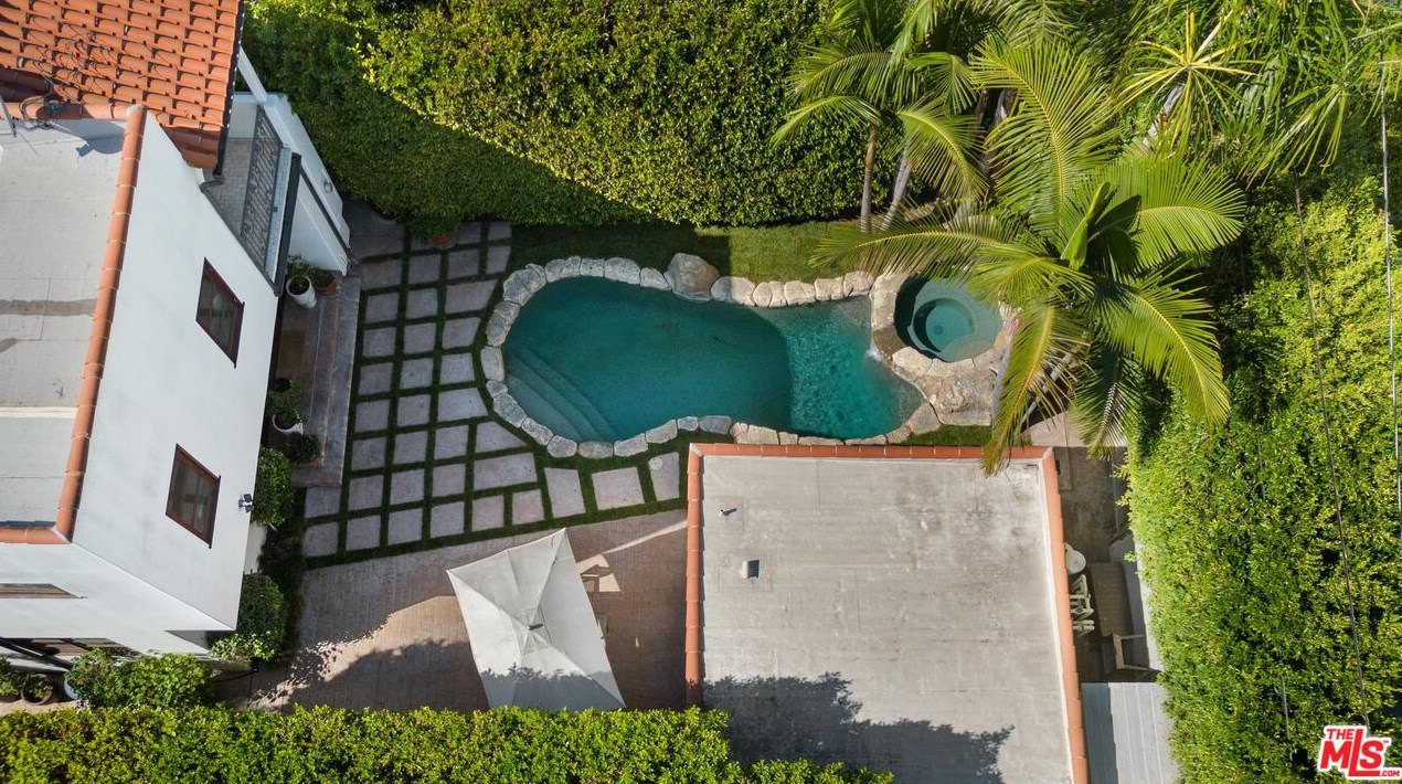 358 Huntley Dr, Los Angeles CA  90069-5002 exterior