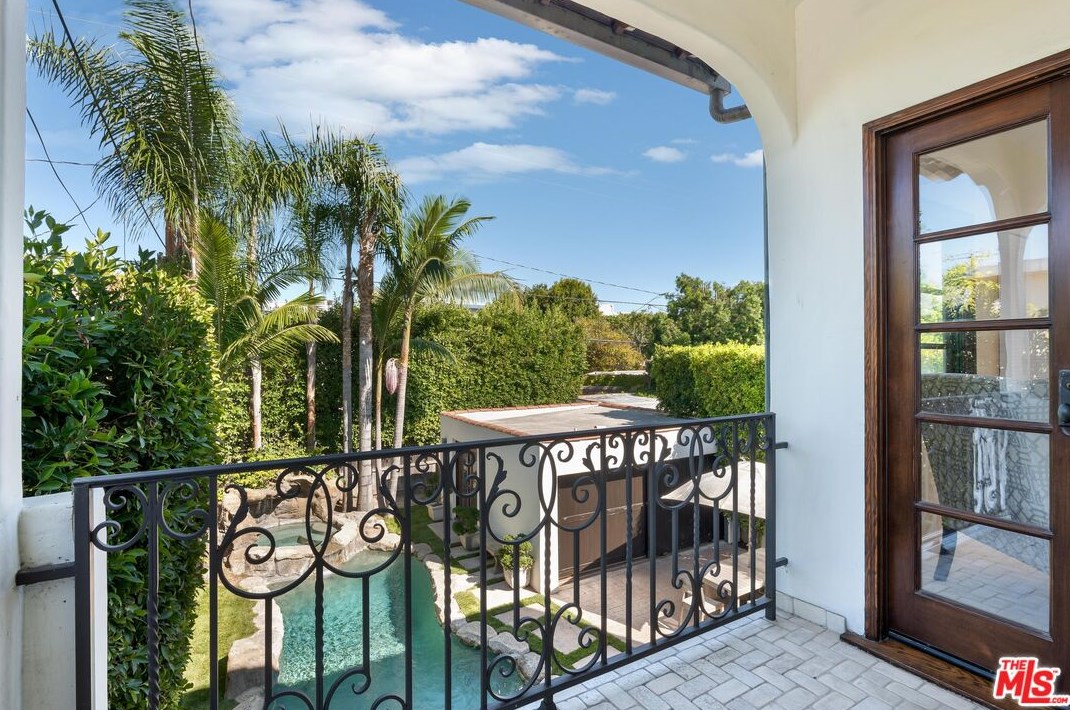 358 Huntley Dr, Los Angeles CA  90069-5002 exterior
