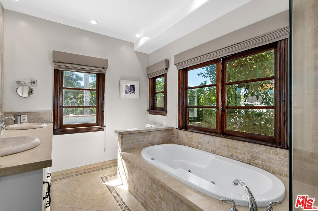 358 Huntley Dr, Los Angeles CA  90069-5002 exterior