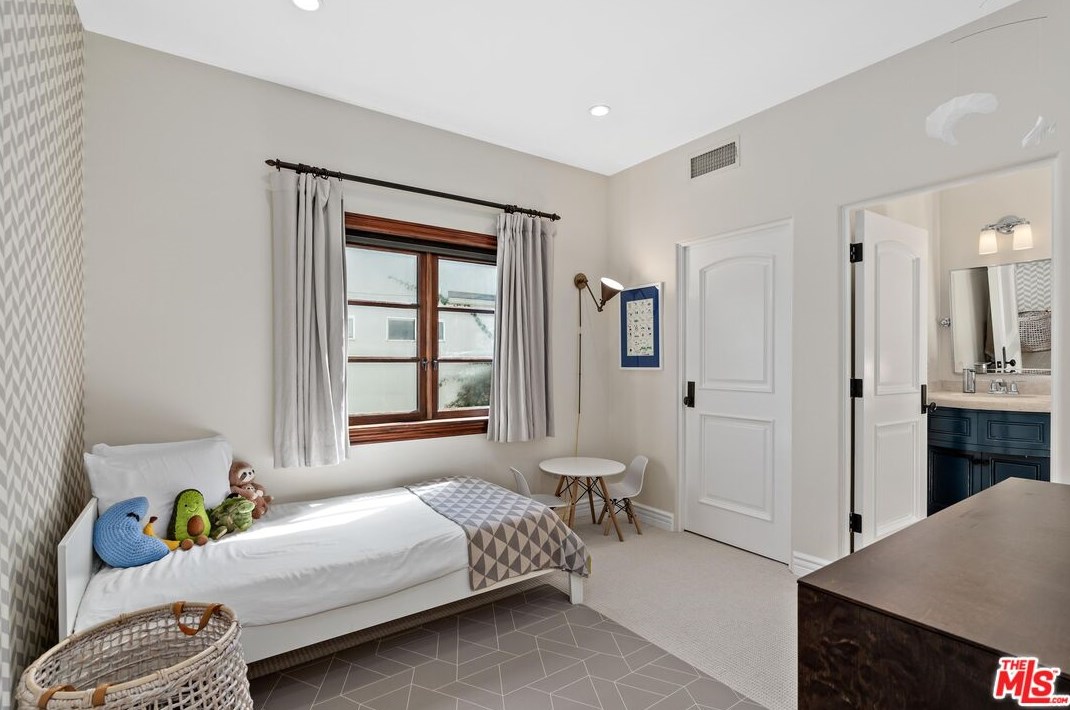 358 Huntley Dr, Los Angeles CA  90069-5002 exterior