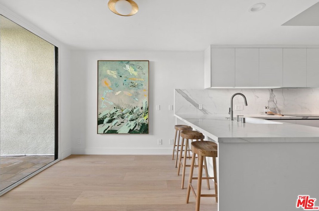 2165 Century Hl, Los Angeles CA  90067-3516 exterior