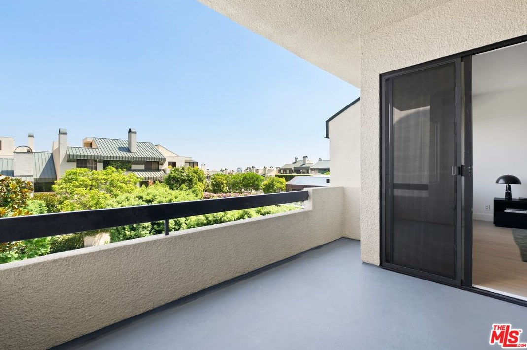 2165 Century Hl, Los Angeles CA  90067-3516 exterior