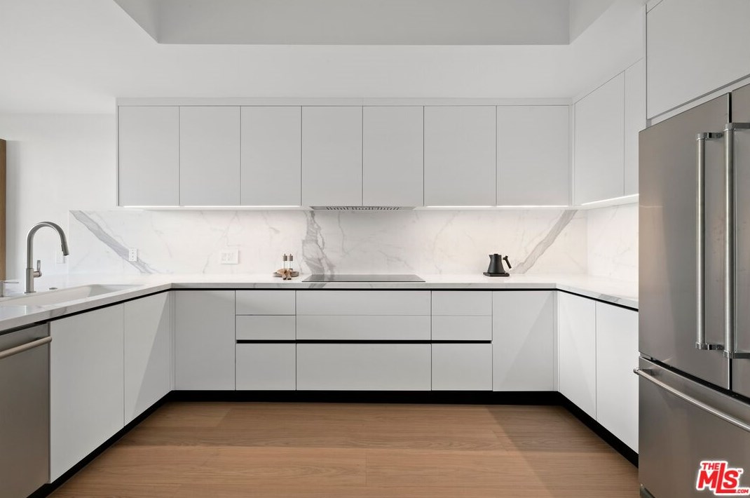 2165 Century Hl, Los Angeles CA  90067-3516 exterior