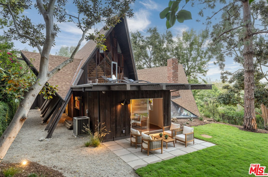 1963 Mandeville Canyon Rd, Los Angeles CA  90049-2234 exterior