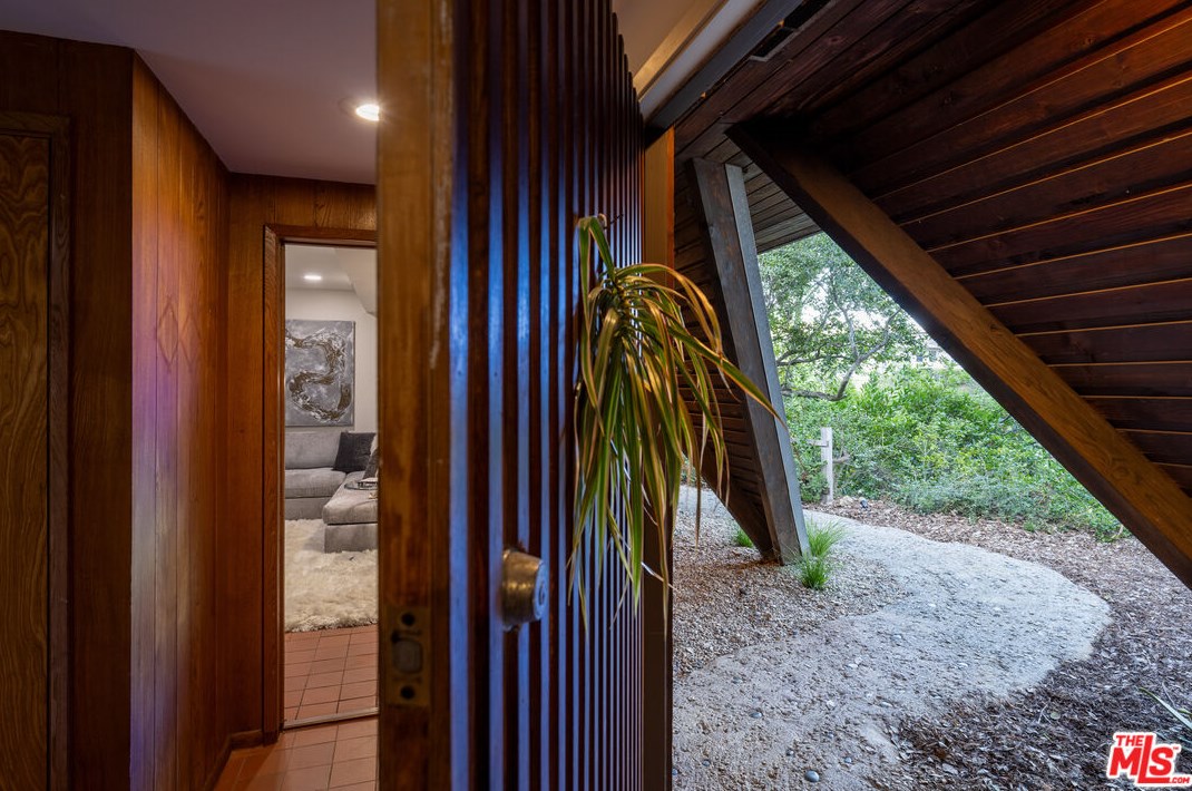 1963 Mandeville Canyon Rd, Los Angeles CA  90049-2234 exterior