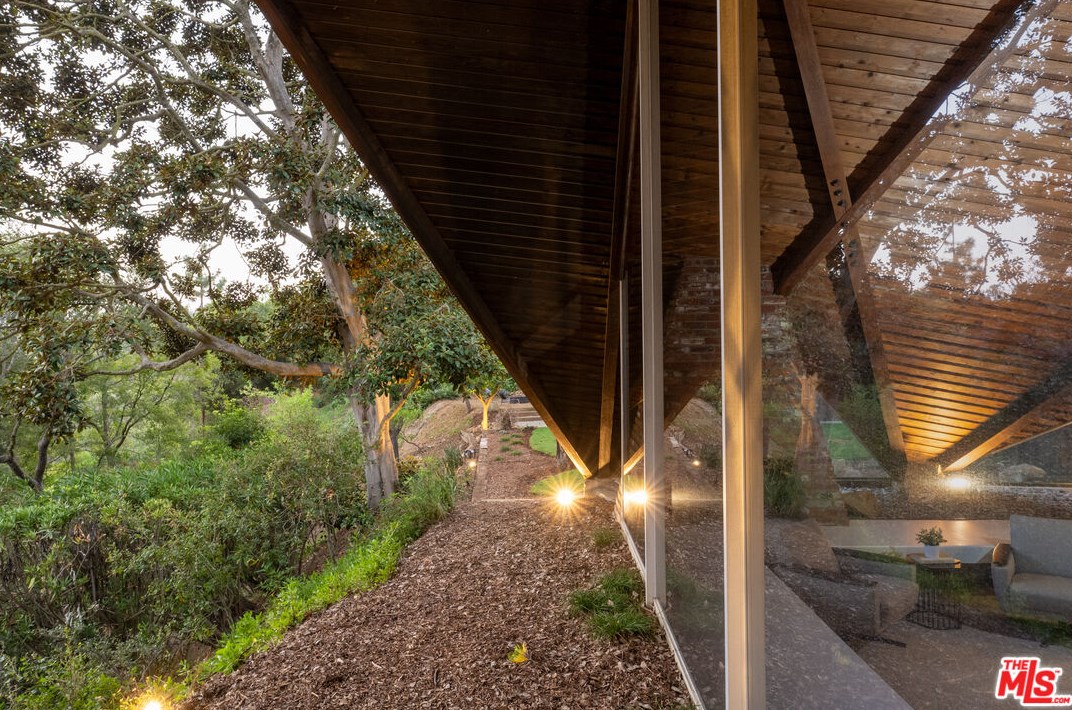 1963 Mandeville Canyon Rd, Los Angeles CA  90049-2234 exterior