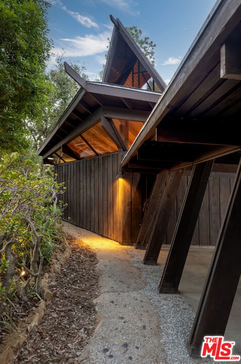 1963 Mandeville Canyon Rd, Los Angeles CA  90049-2234 exterior