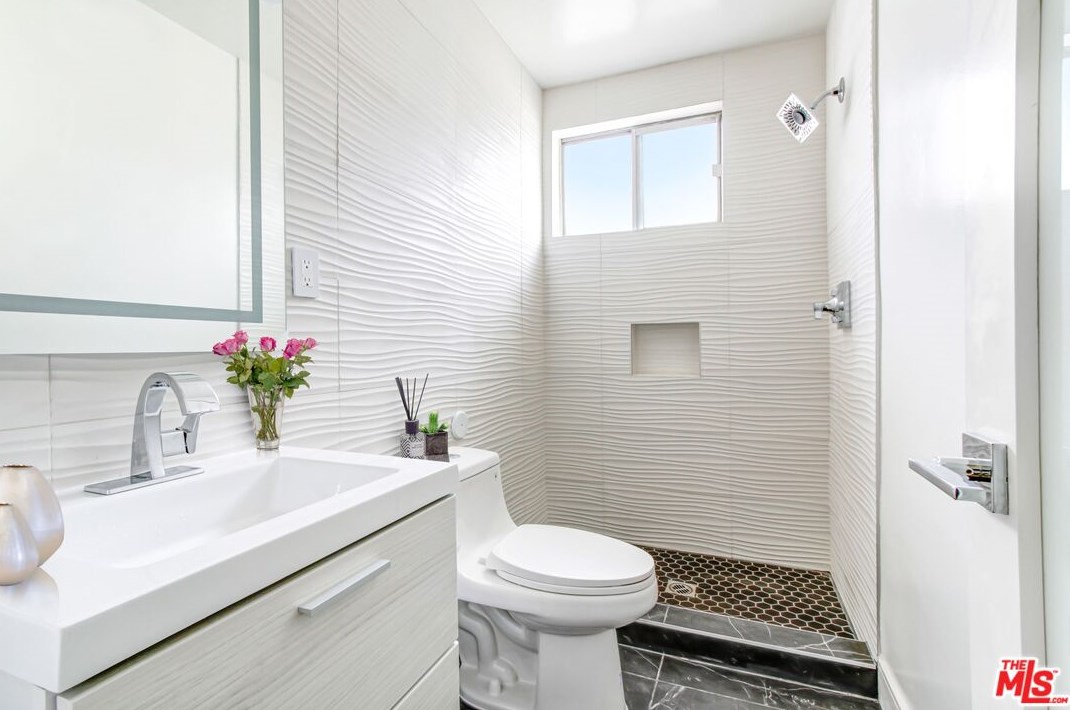 2033 Chariton St, Los Angeles CA  90034-1516 exterior