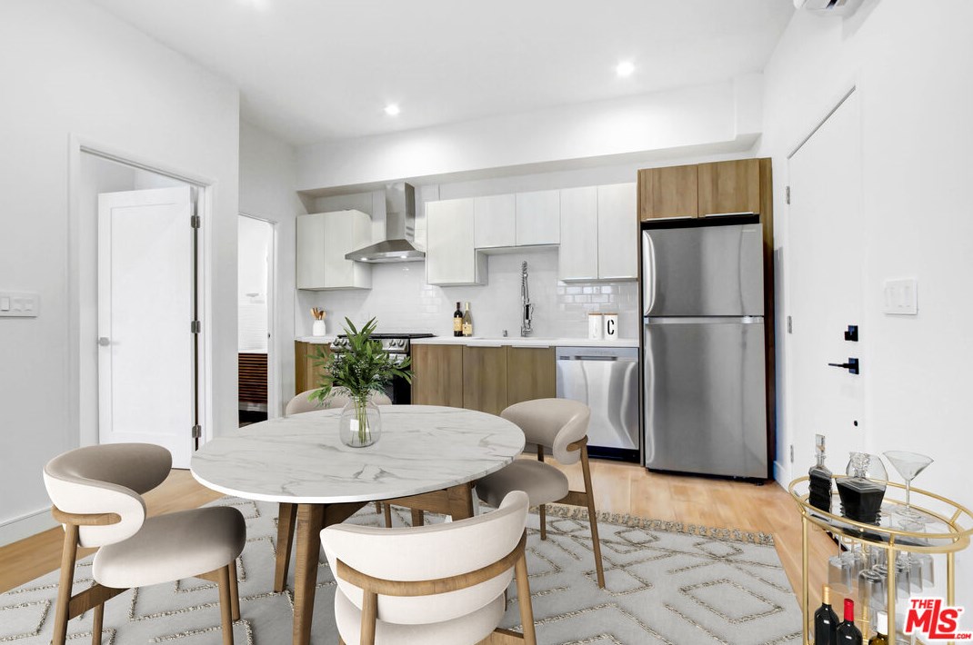 2033 Chariton St, Los Angeles CA  90034-1516 exterior