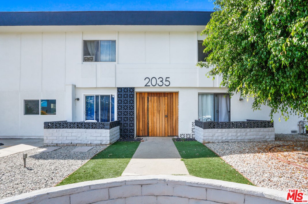 2033 Chariton St, Los Angeles CA  90034-1516 exterior