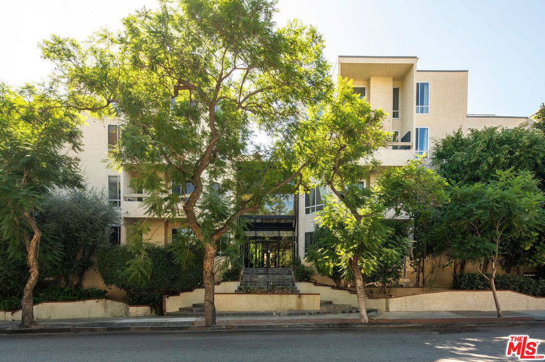 8960 Cynthia St, Los Angeles CA  90069-4440 exterior