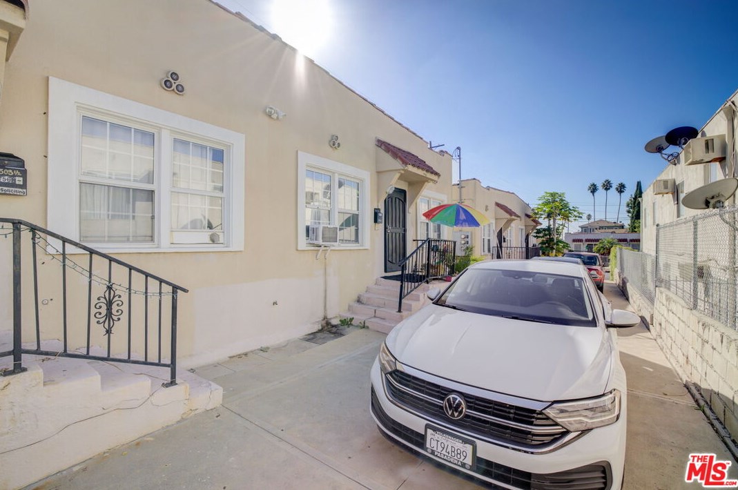 4501 Maplewood Ave, Los Angeles CA 90004-1901 exterior