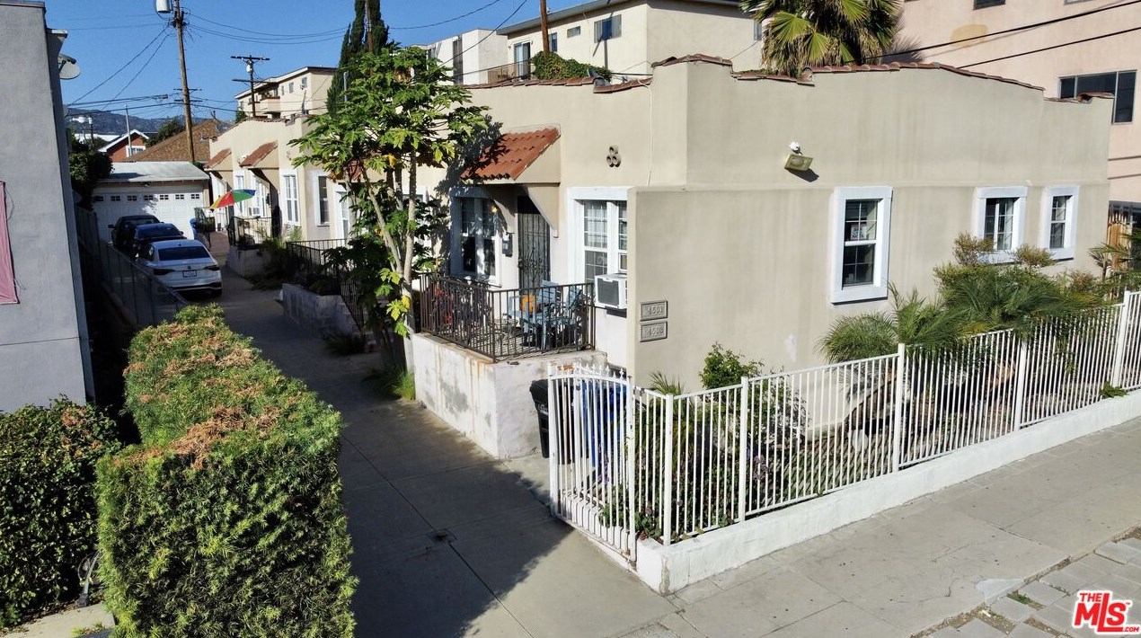 4501 Maplewood Ave, Los Angeles CA 90004-1901 exterior