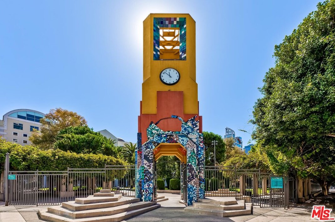 645 9th St, Los Angeles CA  90015-1819 exterior