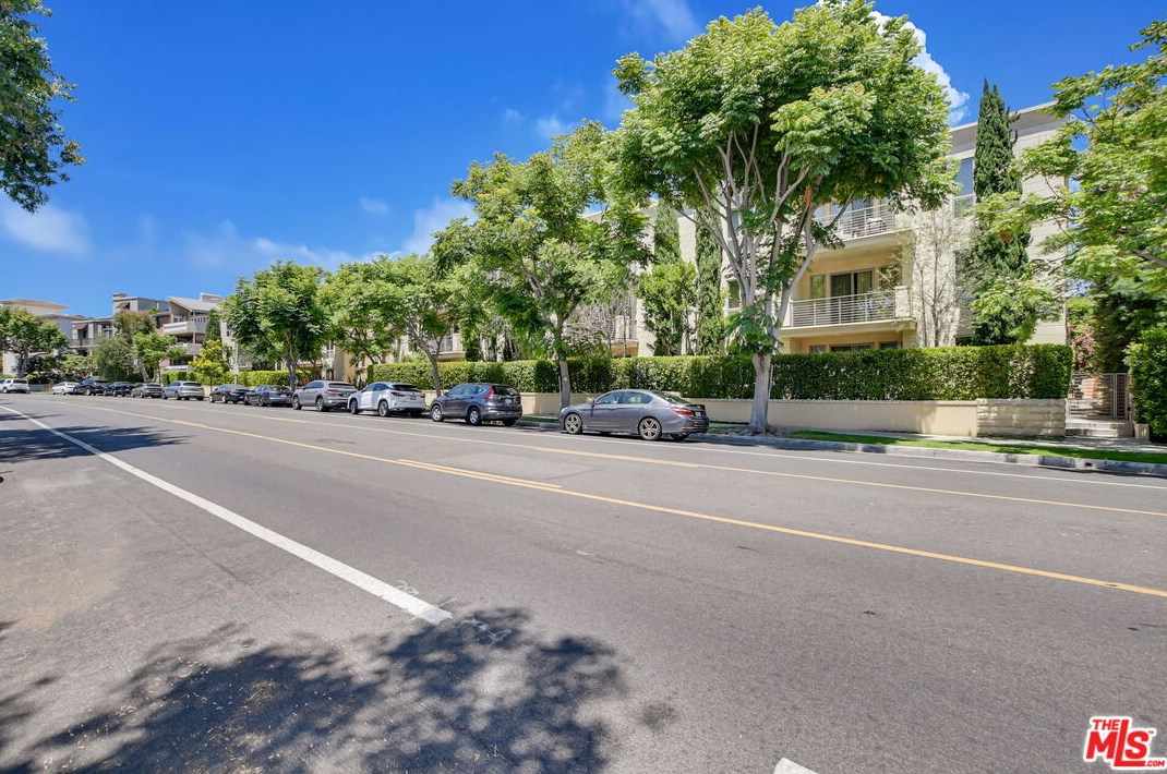 1318 Roxbury Dr, Los Angeles CA  90035-4742 exterior