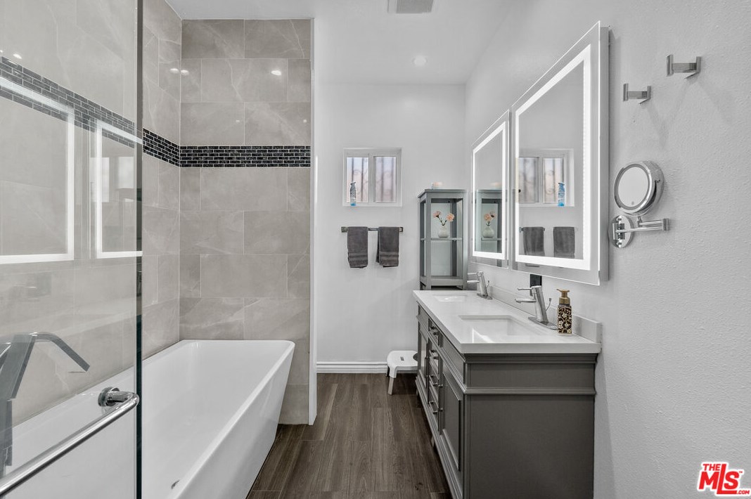 826 33rd St, Los Angeles CA  90011-2416 exterior