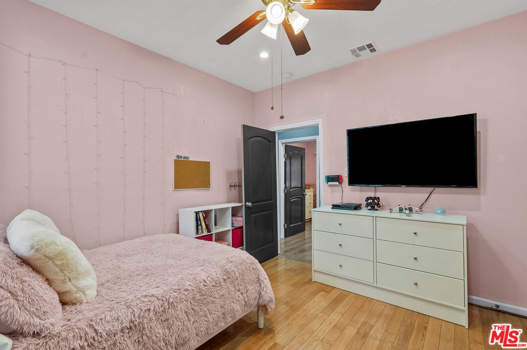 826 33rd St, Los Angeles CA  90011-2416 exterior