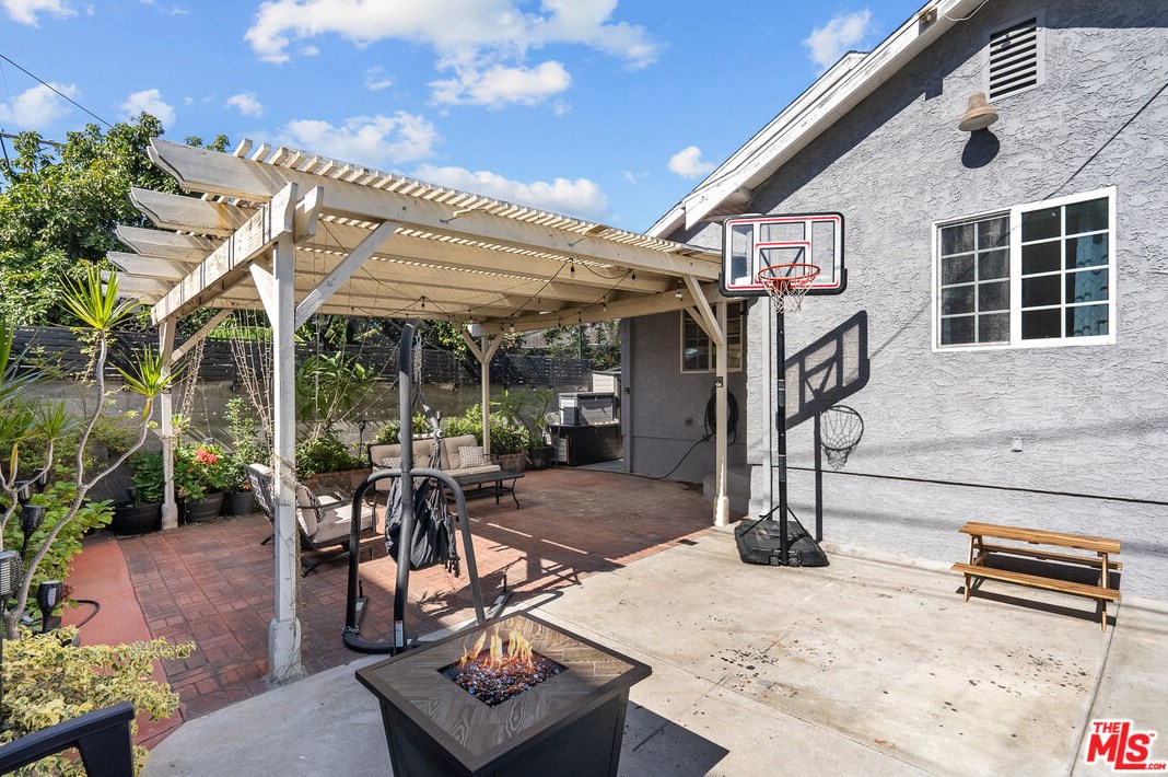 826 33rd St, Los Angeles CA  90011-2416 exterior