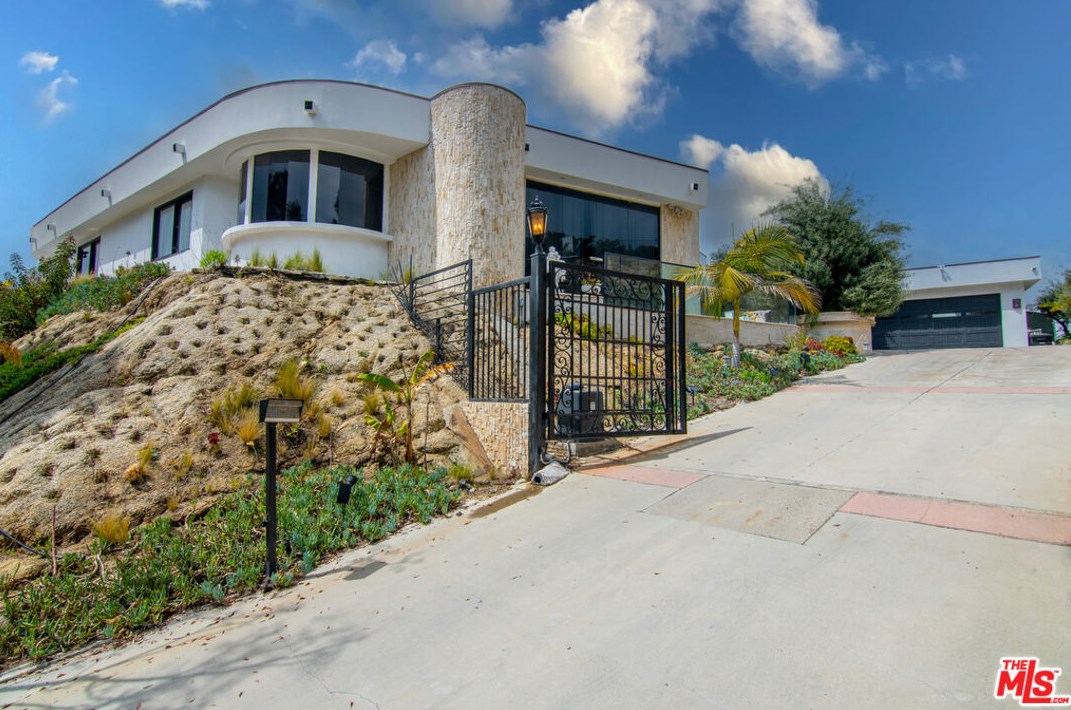 1705 Carla Rdg, Beverly Hills CA  90210-1911 exterior