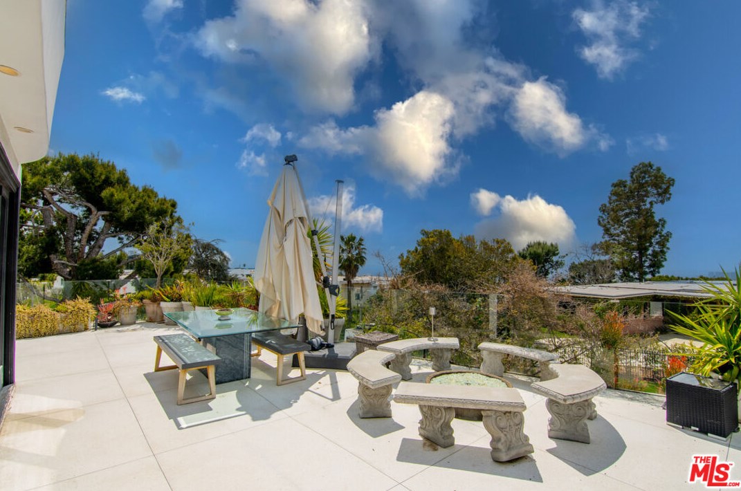 1705 Carla Rdg, Beverly Hills CA  90210-1911 exterior