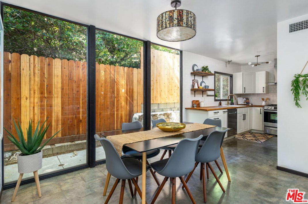 8223 Lookout Mountain Ave, Los Angeles CA  90046-1546 exterior