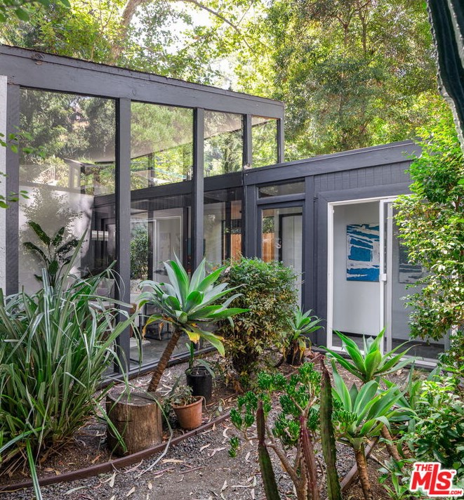 8223 Lookout Mountain Ave, Los Angeles CA  90046-1546 exterior