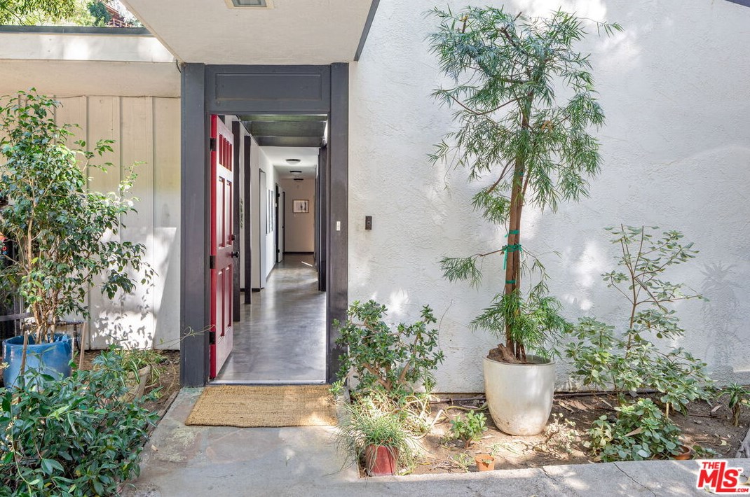 8223 Lookout Mountain Ave, Los Angeles CA  90046-1546 exterior