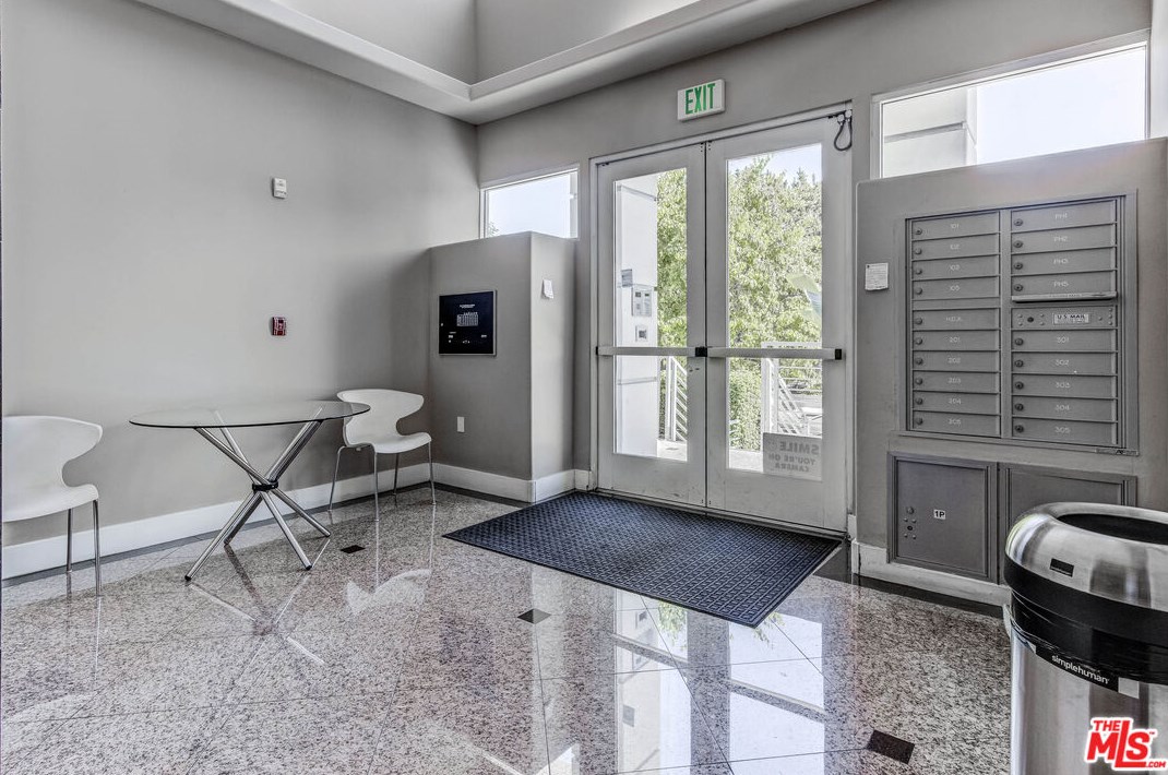 401 Serrano Ave, Los Angeles CA  90004-2663 exterior