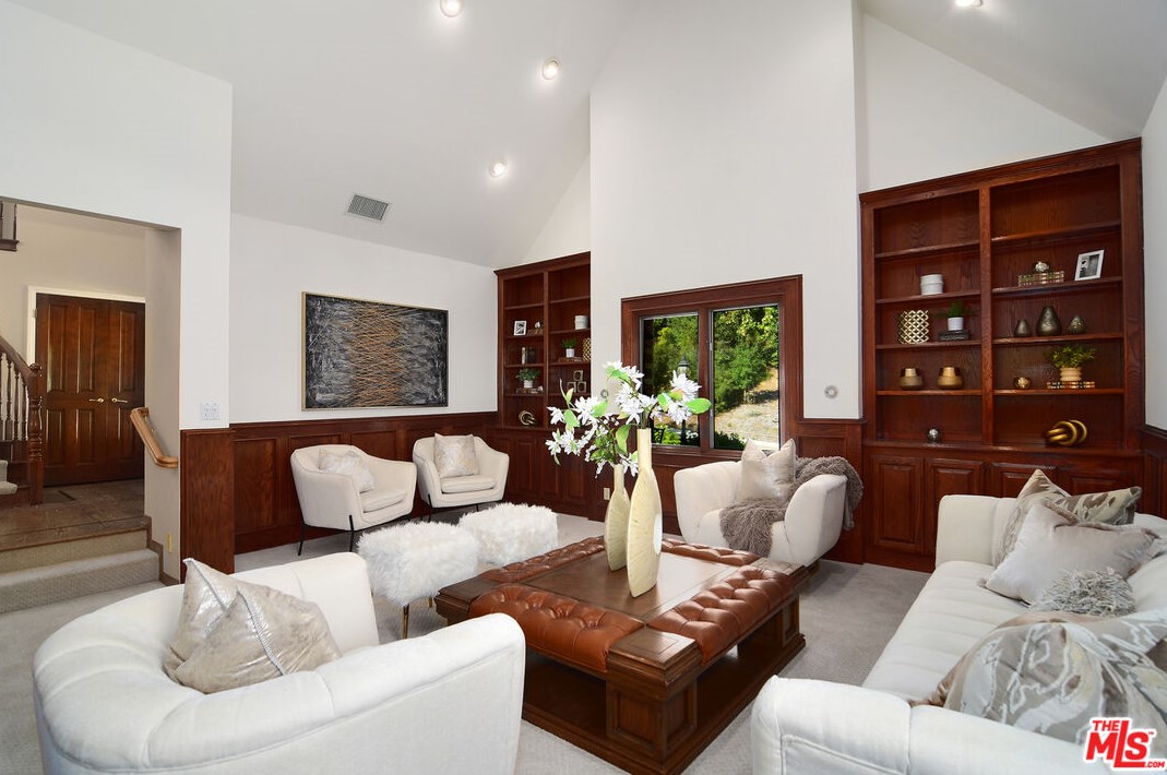 4112 Nogales Dr, Los Angeles CA  91356-5114 exterior