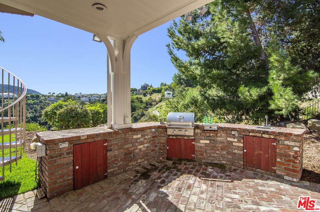 4112 Nogales Dr, Los Angeles CA  91356-5114 exterior