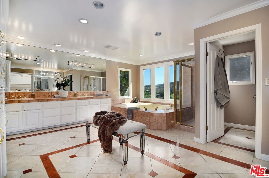 4112 Nogales Dr, Los Angeles CA  91356-5114 exterior