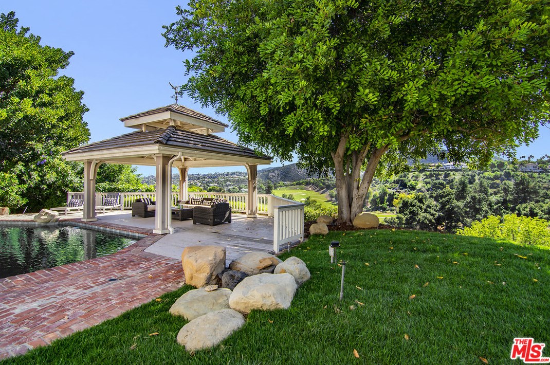 4112 Nogales Dr, Los Angeles CA  91356-5114 exterior