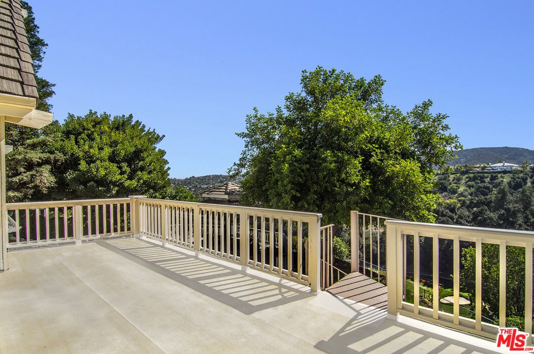 4112 Nogales Dr, Los Angeles CA  91356-5114 exterior