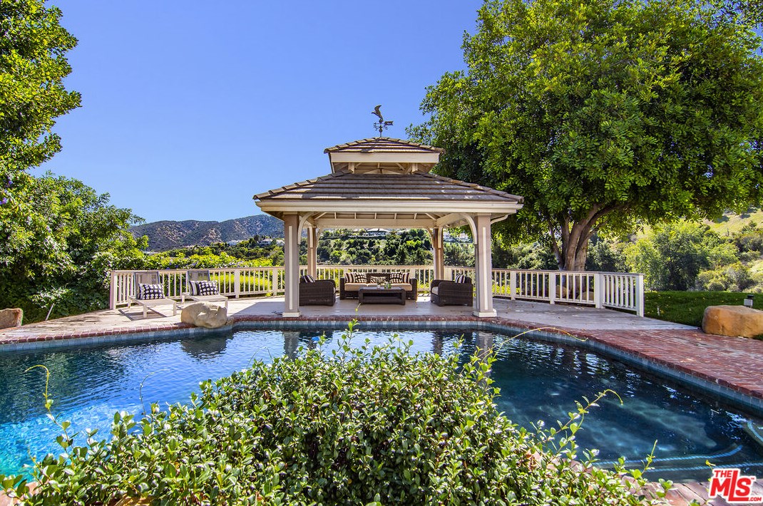 4112 Nogales Dr, Los Angeles CA  91356-5114 exterior