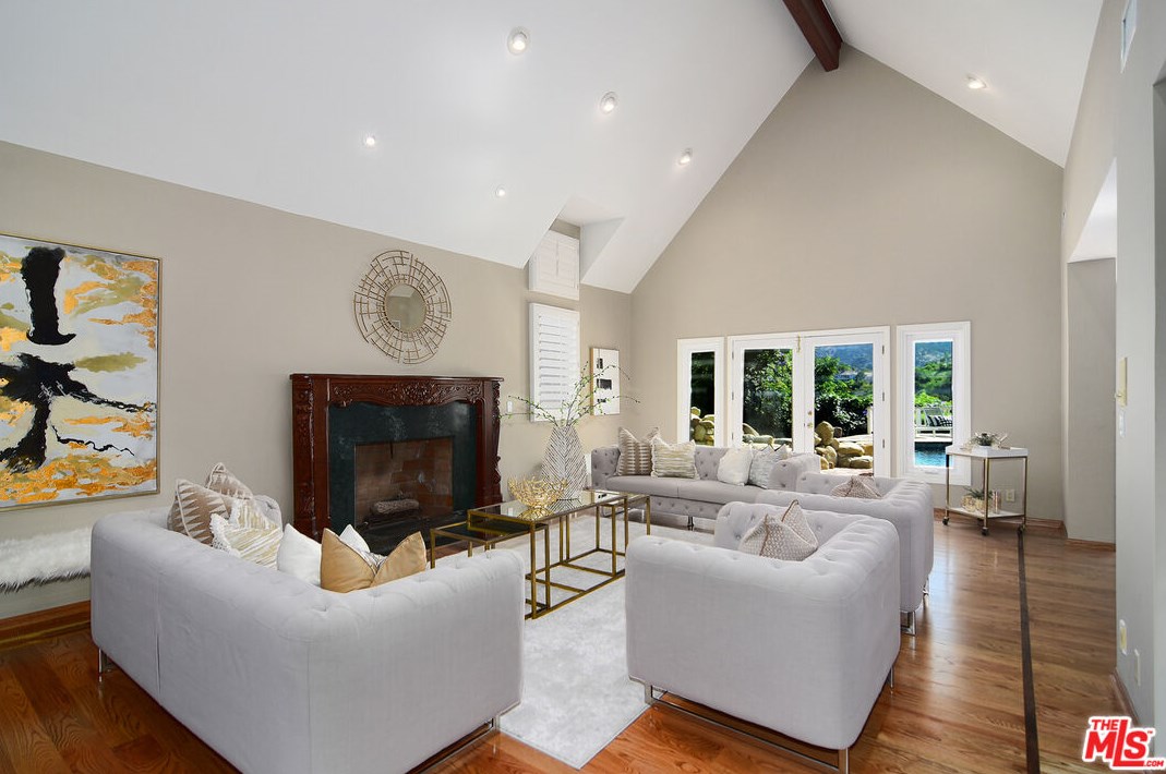 4112 Nogales Dr, Los Angeles CA  91356-5114 exterior