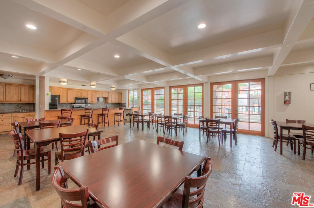 6525 Green Valley Cir, Los Angeles CA  90230-7053 exterior