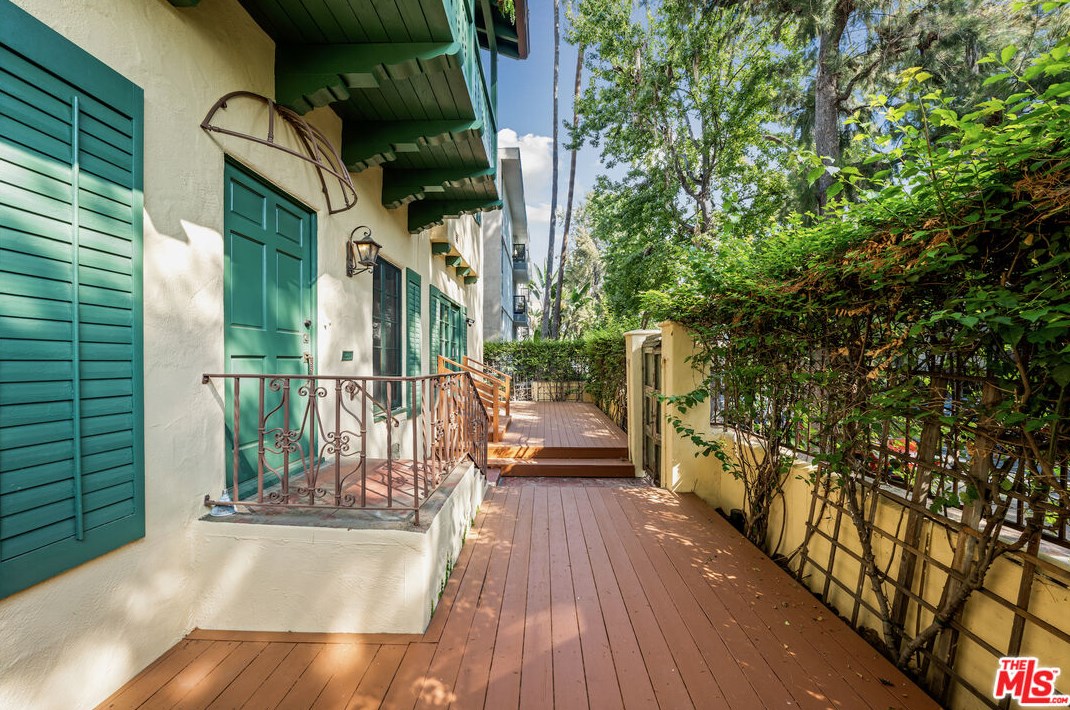 9027 Alden Dr, Los Angeles CA  90048-2914 exterior