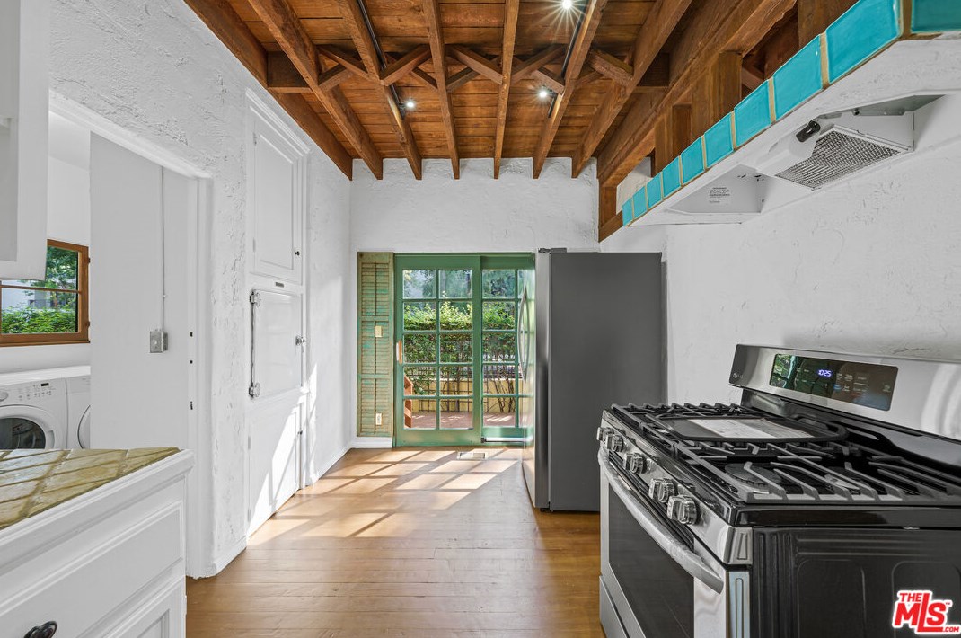 9027 Alden Dr, Los Angeles CA  exterior