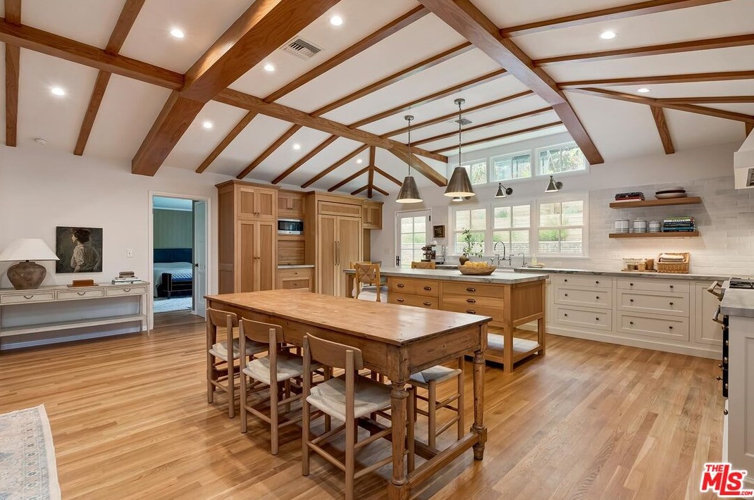 2207 Hillsboro Ave, Los Angeles CA  90034-1122 exterior