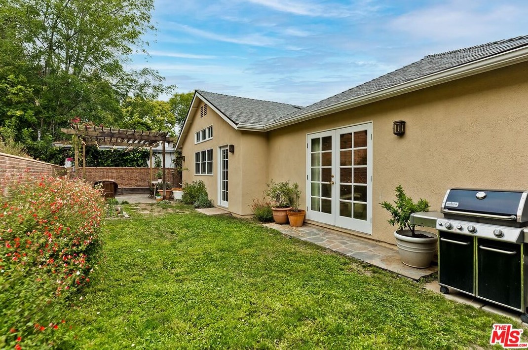 2207 Hillsboro Ave, Los Angeles CA  90034-1122 exterior