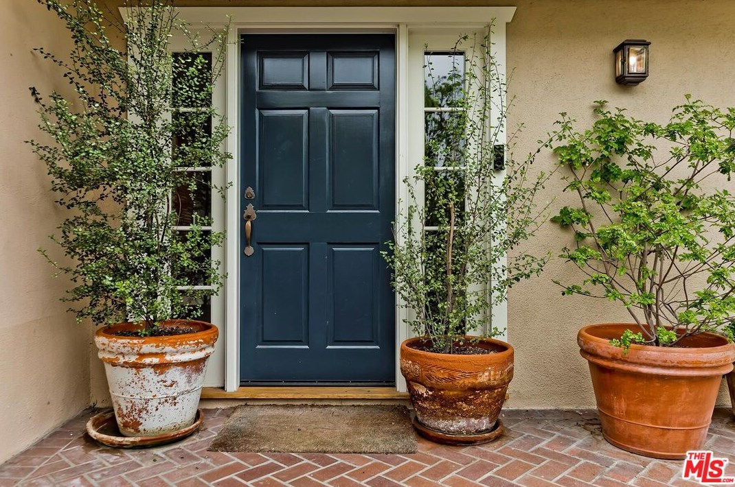 2207 Hillsboro Ave, Los Angeles CA  90034-1122 exterior