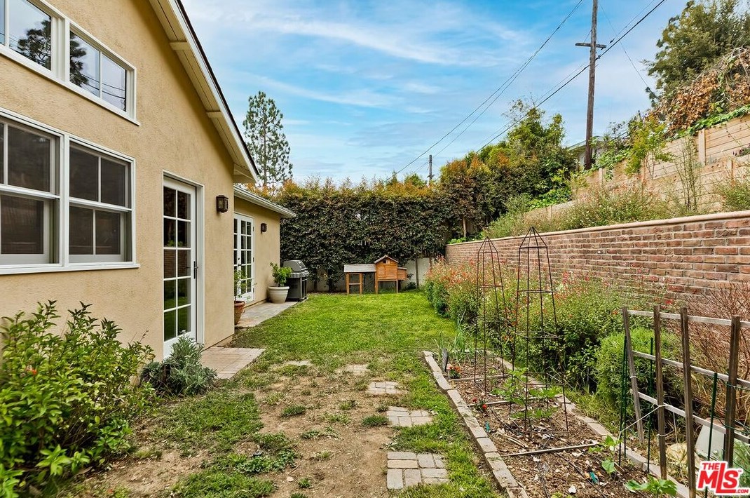 2207 Hillsboro Ave, Los Angeles CA  90034-1122 exterior