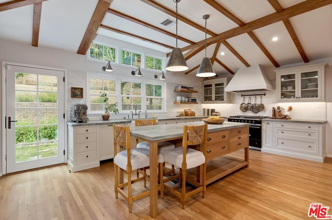 2207 Hillsboro Ave, Los Angeles CA  90034-1122 exterior